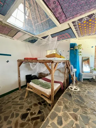 Charming beach-front cottage in Tiwi for easy-going friends with AC and WiFi Отели в г. Тиви