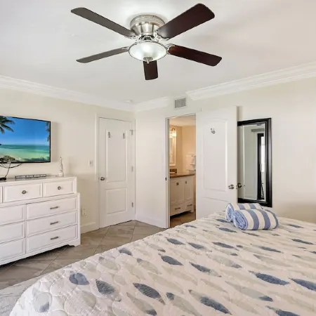 Steps to Siesta Key Beach! We Offer 3-Night Rentals! Beach Gear Included!