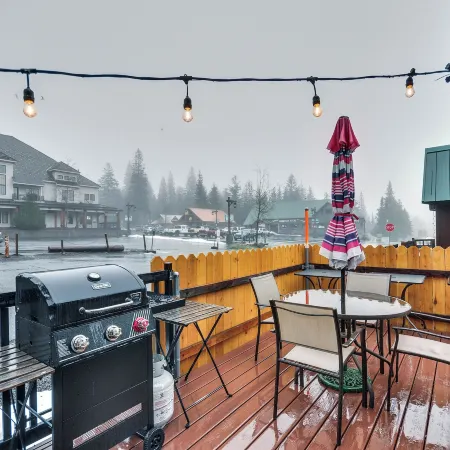 Inviting Mt. Hood Cabin w/ Porch: 1 Mi to Skibowl!