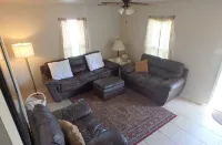 NEAR FRENCH QUARTER - 2 Bedroom Townhouse, SAFE neighbornood Hoteles en Chalmette