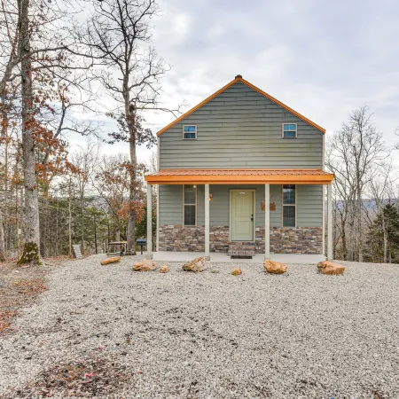 Covered Porch & Fire Pit: Cabin in Richland