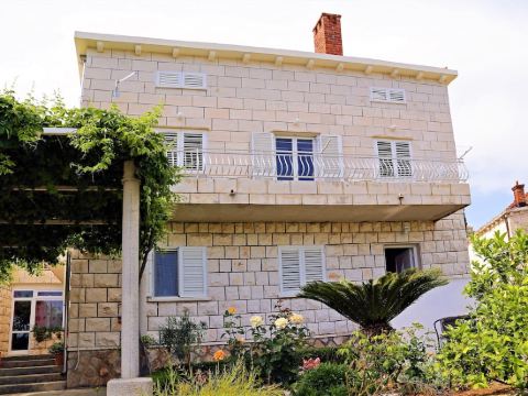 >>CHARMING 1 BEDROOM APARTMENT 100m FROM SUNSET BEACH, FREE PARKING<<