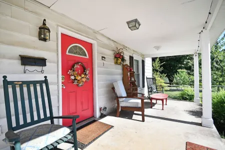 ✨Hen House 🏠 Minutes From Main St. Fenced in Yard! Отели в г. Данин