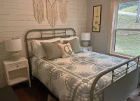 NEW CABIN-boat parking, 5 min to State Park & golf