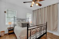 Willkommen to Pink Haus 1 Mile to Main Street! Hotels in Fredericksburg