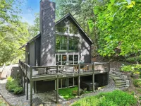 Modern 4 bedroom 4 bathroom home offered for extended stays.