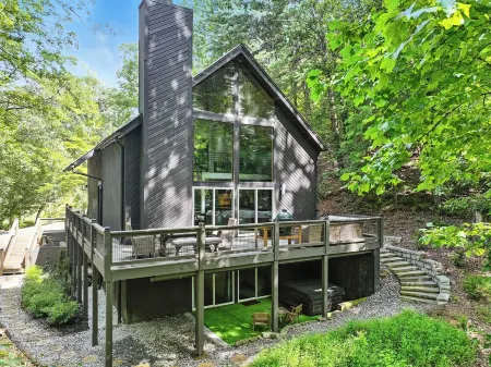 Modern 4 bedroom 4 bathroom home offered for extended stays.