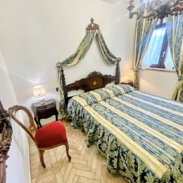 Charming villa in Umbria - sleeps 16 - lake view - Pool, jacuzzi and events room