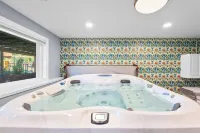 Luxe Spacious 5-bedrooms w/pool, hot tub, sauna, fenced, gourmet kitchen & more!