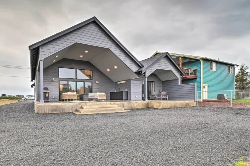Modern Ocean Shores Getaway with Dock! - Homestays