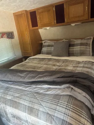 Lakeside RV or full RV hookups – Private Beach Access – Long-Term Welcome