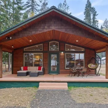 Priest Lake Family Cabin w/ Private Beach Access