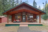 Priest Lake Family Cabin w/ Private Beach Access