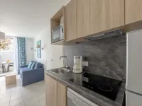 Stylish Beachside Apartment - Homestays