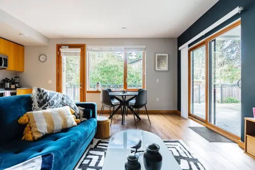 1BR | Modern, Chic, AC | Bellevue | Sophari D - balcony