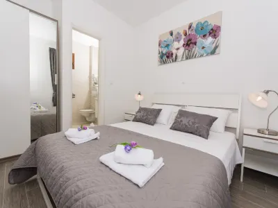 Villa LA-Comfort One Bedroom Apartment with Sea View Terrace 1 Отели в г. 