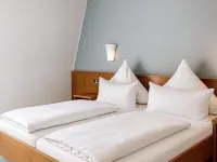 Hotel Goldene Gerste Hotels near Harheim