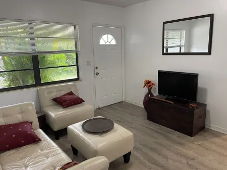 Cozy 1-bedroom apartment in awesome Miami Shores with AC