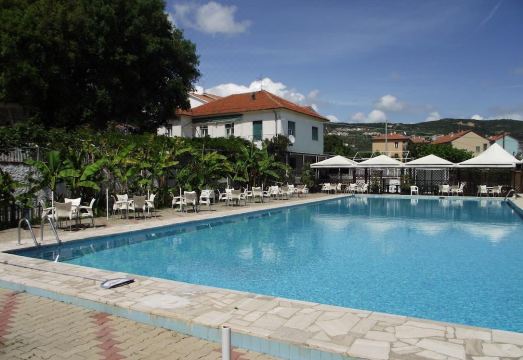 리조트 야외 수영장