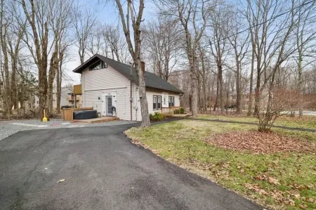 Contemporary, Comfortable, Well Appointed Home with 4-6 person Hot Tub!