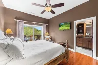 Luxury Condo w/ Mountain View, Full Kitchen, W&D, Garage and No Steps to get in!