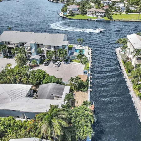Beautiful & Spacious Waterfront Condo, Walk to the Beach, on Canal, 2 Bed/2 Bath