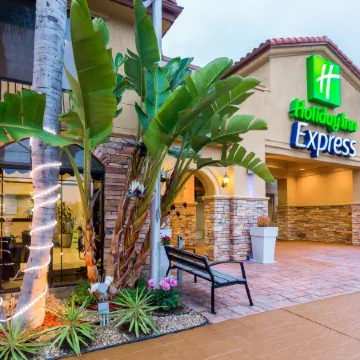 Holiday Inn Express SAN DIEGO-SEA WORLD AREA by IHG Отели рядом с достопримечательностью «Пляж Мишен-Бич»