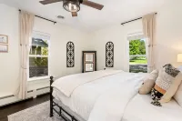 Windsor Farmhouse Family Fun, Yard & Fireplace