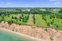 Freshly Updated Lake Michigan Home With Pool