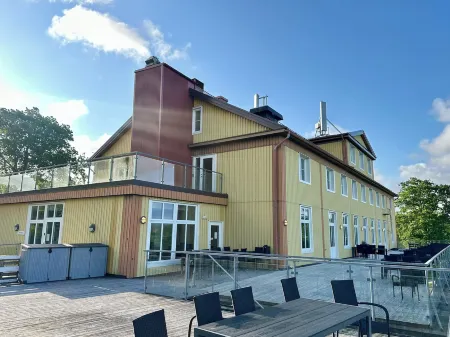 Ljungskile Hotell & Konferens Отели рядом с достопримечательностью «Hafsten Resort»