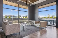 Rooftop Deck and Pool with City Skyline - Luxurious Music Row Retreat