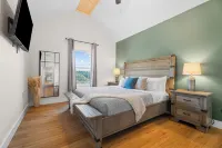 December Specials!-Brand New! 1 Mile to Sdc, 2 Arcades, Private Hot Tub, 2 Pools