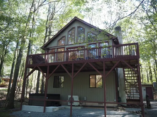 Peaceful fully renovated chalet in Lake Harmony, dog friendly!