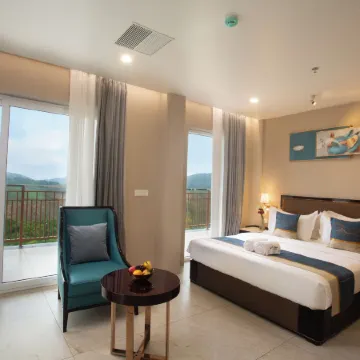 Le Crown Hotel