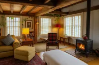 Magical Post and Beam Loft Downtown Newport! - balcony