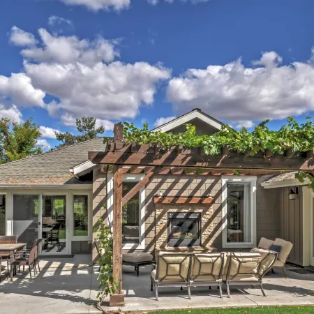 Gorgeous Wapato Point Lakehouse w/ Private Hot Tub