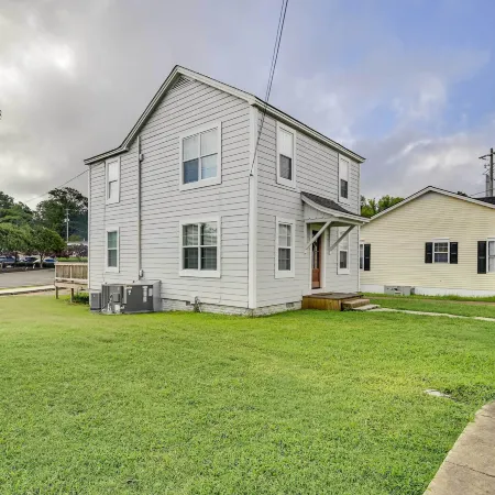 Cozy Starkville Apartment Walk to Main Street!