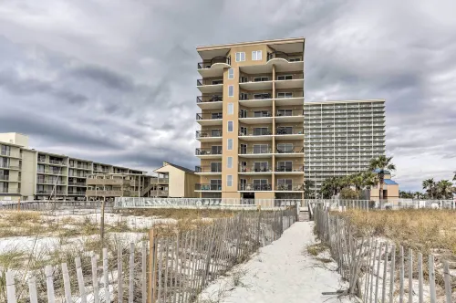 Beachfront Gulf Shores Condo w/ Pool - Wifi