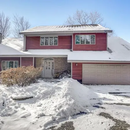 4000 sq. ft. With EXTRA LARGE BRAND NEW HOT TUB. Directly across from Ski Resort