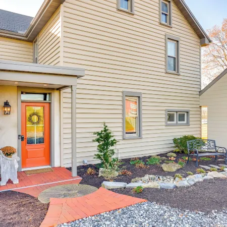 3 Mi to Dtwn: Charming Farmhouse in Mount Joy!