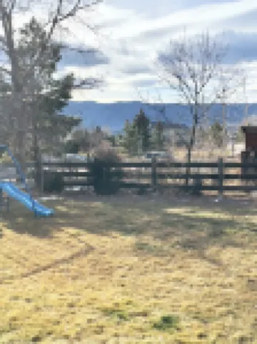 Family Time Basement Suite-Beauty Parlor, Play Room, Hot Tub, Yard, Fire Pit