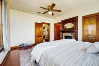 Walkable 1900s Home w/ Porch in Downtown Buda - Wifi