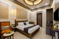 SALTSTAYZ AUTOGRAPH - CONNAUGHT PLACE - 4 звезды