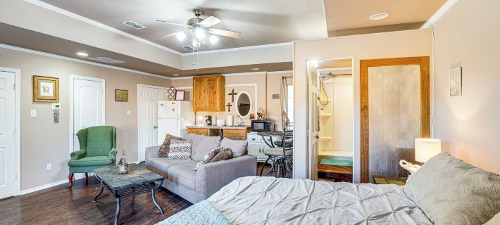 Granbury Studio - 10 Mins from Town + the Lake! Hotels in Hood County