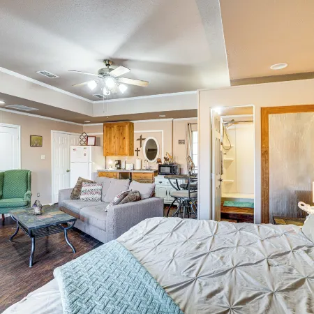 Granbury Studio - 10 Mins from Town + the Lake!