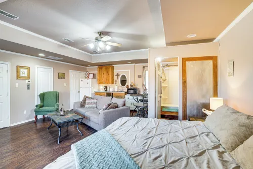 Granbury Studio - 10 Mins from Town + the Lake! - Pet friendly