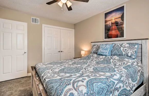 位於 Montgomery 的理想公寓，帶游泳池和湖景！