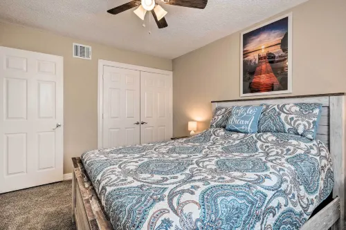 Idyllic Montgomery Condo w/ Pool & Lake View! - Balkon