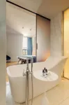 Lasala Plaza Hotel - Bathtub