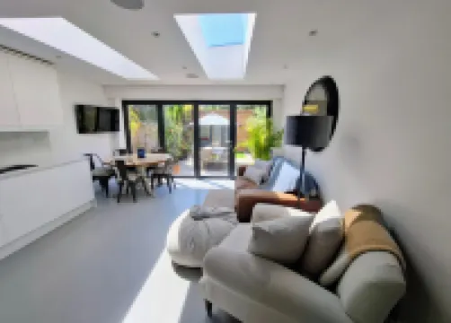 Elegant Garden Flat - Raynes Park